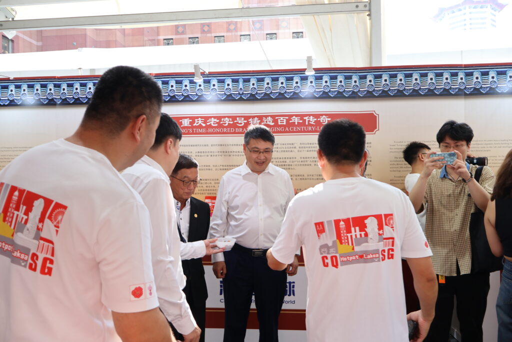 章主任视察老字号展区
