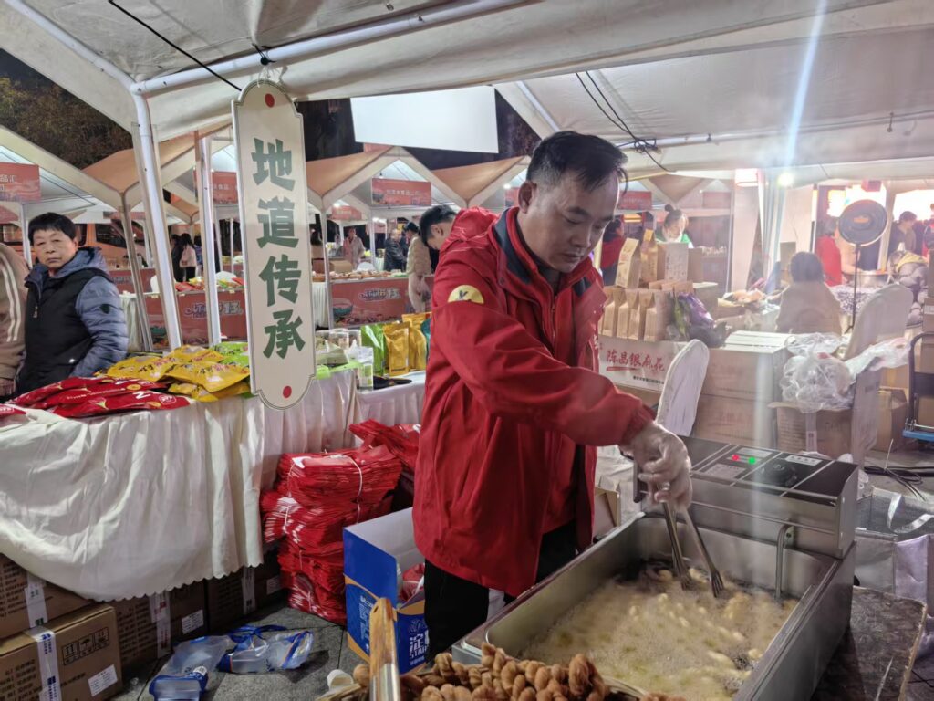 重庆老字号亮相美丽乡村消费生活节 50 炸麻花